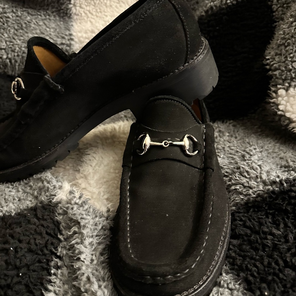 Barely used Gucci shoes . Size 8.5, black . Used 2 times - Picture 2 of 3